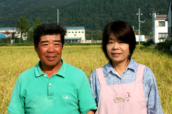 荒井 利久・万輝子